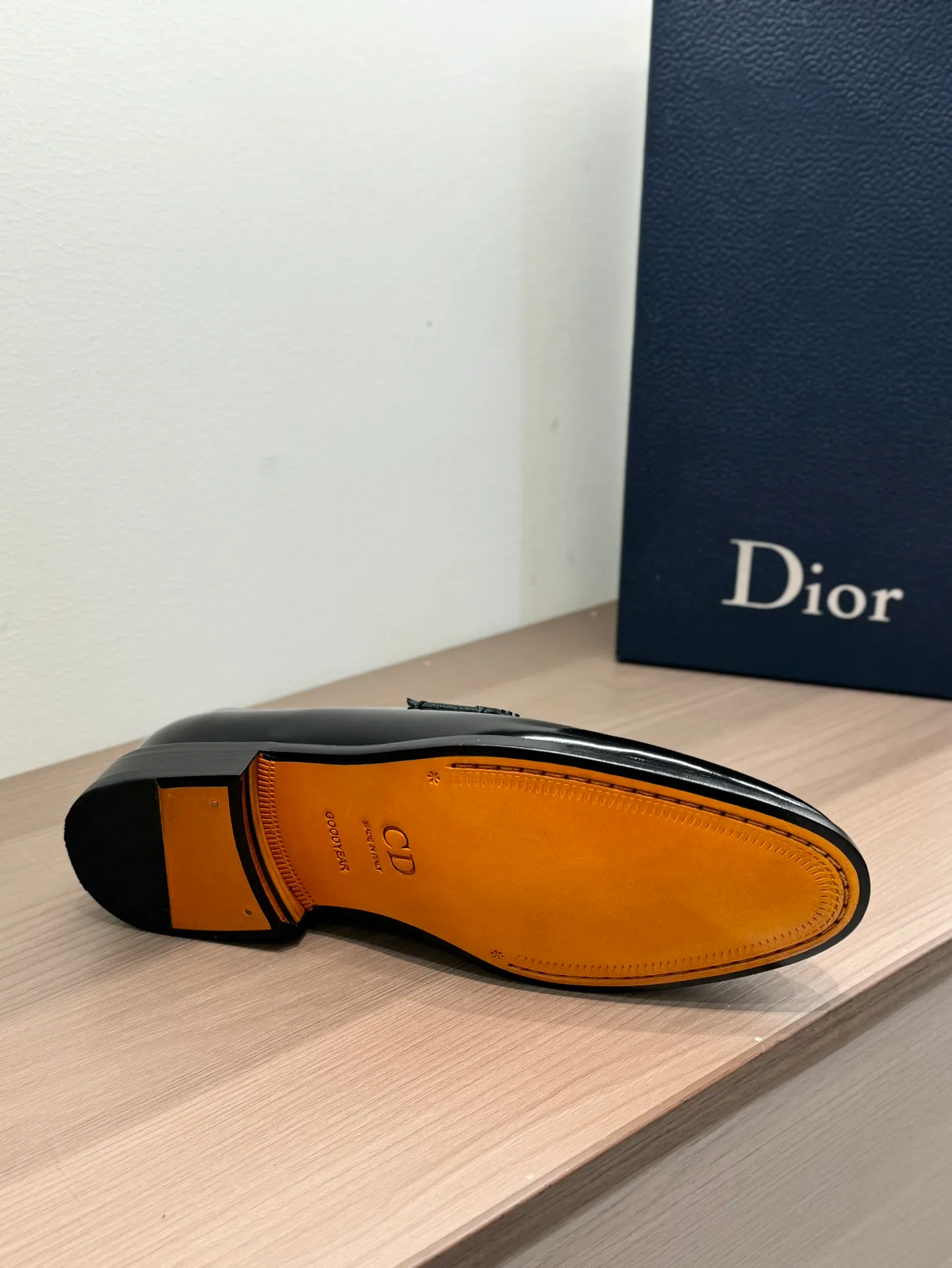 [Dior Dior] Top P: 960💰 Standard code 39-44 (38.45.46 custom-made, non-refundable and non-exchangeable) Dior Dior's latest high-end men's boutique casual leather shoes, the upper is carefully made of black cowhide/open-edge beaded leather/high-mercerized frosted cowhide, the classic silhouette shows elegance, and the upper strap is matched with a metal-coated CD Icon decorative buckle to enhance the style. Comfortable and lightweight, the Italian leather sole features anti-slip rubber inserts. The Blake structured leather sole with anti-slip details showcases Dio*'s exceptional craftsmanship. Elegant and refined, it can be matched with all kinds of suits.